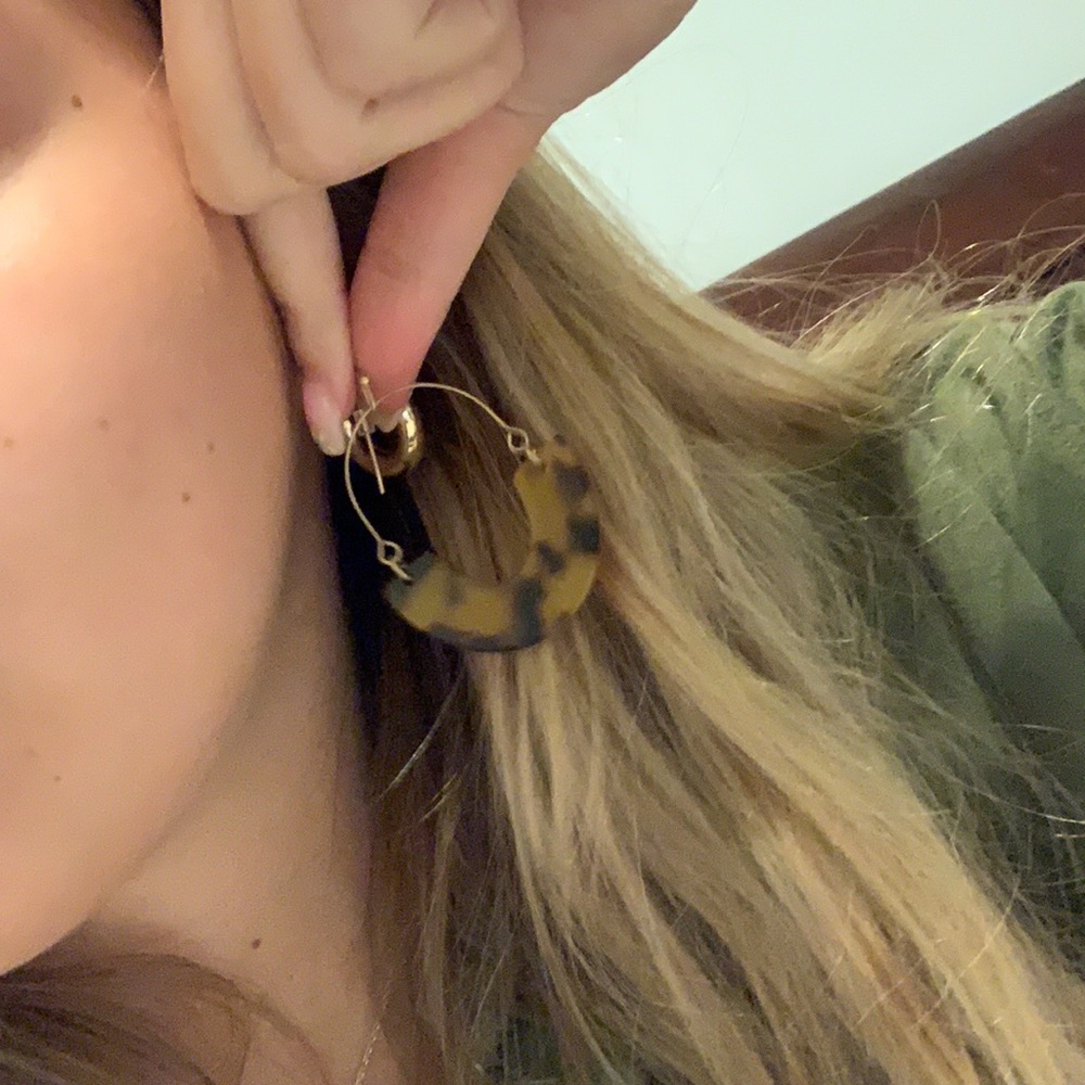 🐬Tortoise Shell Earrings - Picture 3 of 3